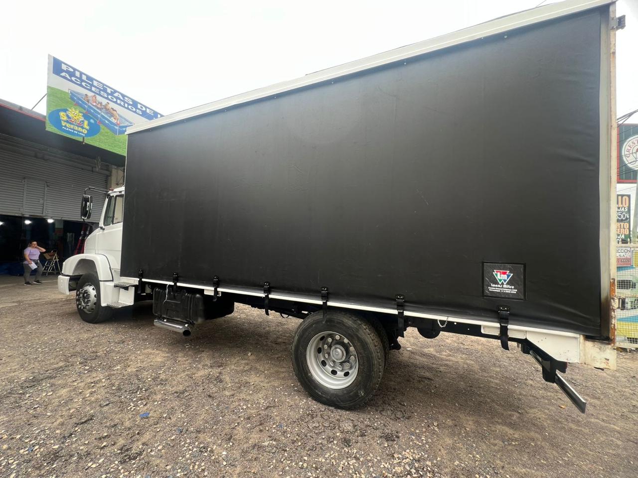 Flota de camiones con lonas industriales Lonas Mitre