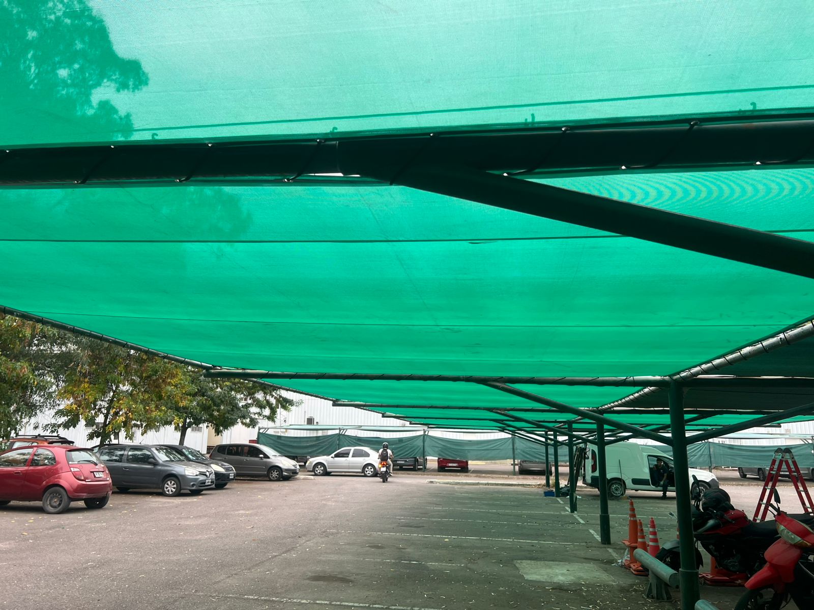 Solución de lonas para estacionamiento